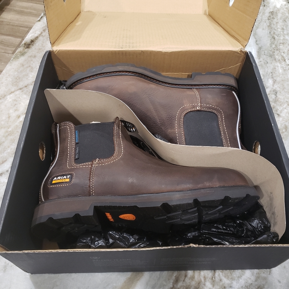 New Ariat work boots size 12 wide